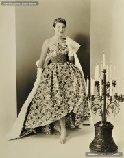 (1/8) 5/6/1960. Foto promocional de Sandra Lee Jennings, miss California 1959 i Maid of Cotton als Estats Units d’Amèrica. Arribada de la carrossa de Miss Cotó a Can Jorba per la Muralla de Sant Domènec. A l’arribada a Cal Jorba és rebuda per Magí Carrió Plans, gerent de Magatzems Jorba, Ramon Brunet, cap de la secció de joieria i bijuteria, i Quirze Font, del Consell d’Administració.