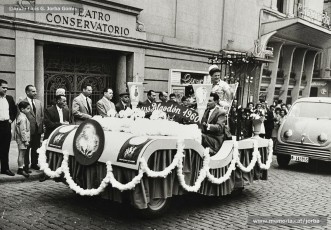 (2/8) 5/6/1960. Foto promocional de Sandra Lee Jennings, miss California 1959 i Maid of Cotton als Estats Units d’Amèrica. Arribada de la carrossa de Miss Cotó a Can Jorba per la Muralla de Sant Domènec. A l’arribada a Cal Jorba és rebuda per Magí Carrió Plans, gerent de Magatzems Jorba, Ramon Brunet, cap de la secció de joieria i bijuteria, i Quirze Font, del Consell d’Administració.