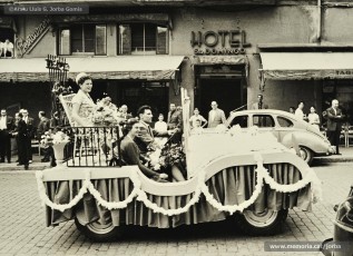 (4/8) 5/6/1960. Foto promocional de Sandra Lee Jennings, miss California 1959 i Maid of Cotton als Estats Units d’Amèrica. Arribada de la carrossa de Miss Cotó a Can Jorba per la Muralla de Sant Domènec. A l’arribada a Cal Jorba és rebuda per Magí Carrió Plans, gerent de Magatzems Jorba, Ramon Brunet, cap de la secció de joieria i bijuteria, i Quirze Font, del Consell d’Administració.