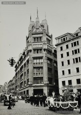 (5/8) 5/6/1960. Foto promocional de Sandra Lee Jennings, miss California 1959 i Maid of Cotton als Estats Units d’Amèrica. Arribada de la carrossa de Miss Cotó a Can Jorba per la Muralla de Sant Domènec. A l’arribada a Cal Jorba és rebuda per Magí Carrió Plans, gerent de Magatzems Jorba, Ramon Brunet, cap de la secció de joieria i bijuteria, i Quirze Font, del Consell d’Administració.