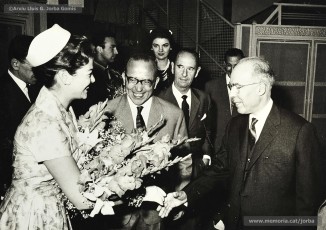 (1/5) 5/6/1960. Recepció de Miss Cotó a Cal Jorba. Miss Cotó és rebuda per Pere Jorba Vall i per Magí Carrió Plans. Miss Cotó va visitar Barcelona i Manresa amb motiu de la “Semana Nacional del Algodón”, i venia patrocinada pel National Cotton Council de Nova York.