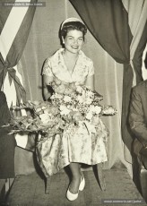 (1/3) 5/6/1960. Recepció de Miss Cotó a Cal Jorba. Miss Cotó és rebuda per Pere Jorba Vall i per Magí Carrió Plans. Miss Cotó va visitar Barcelona i Manresa amb motiu de la “Semana Nacional del Algodón”, i venia patrocinada pel National Cotton Council de Nova York.