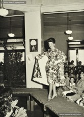 (3/8) 5/6/1960. Desfilada iniciada per Miss Cotó. Aquesta fou la primera desfilada de models que es feia a Manresa i tingué un gran èxit de públic.