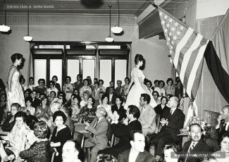 (4/8) 5/6/1960. Desfilada iniciada per Miss Cotó. Aquesta fou la primera desfilada de models que es feia a Manresa i tingué un gran èxit de públic.