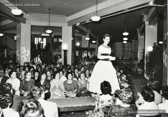 (5/8) 5/6/1960. Desfilada iniciada per Miss Cotó. Aquesta fou la primera desfilada de models que es feia a Manresa i tingué un gran èxit de públic.