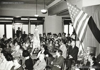 (7/8) 5/6/1960. Desfilada iniciada per Miss Cotó. Aquesta fou la primera desfilada de models que es feia a Manresa i tingué un gran èxit de públic.