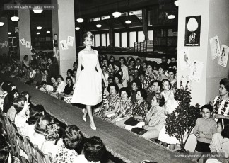 (2/21) 5/6/1960. Desfilada de models amb Miss Cotó i desfilada de models infantils.