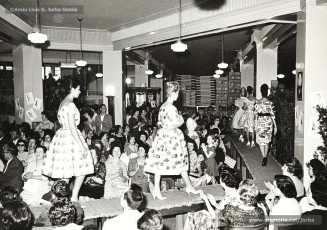 (4/21) 5/6/1960. Desfilada de models amb Miss Cotó i desfilada de models infantils.