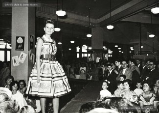 (6/21) 5/6/1960. Desfilada de models amb Miss Cotó i desfilada de models infantils.
