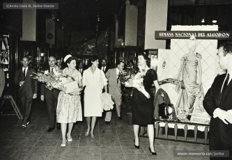 (4/5) 5/6/1960. Recepció de Miss Cotó a Cal Jorba. Miss Cotó és rebuda per Pere Jorba Vall i per Magí Carrió Plans. Miss Cotó va visitar Barcelona i Manresa amb motiu de la “Semana Nacional del Algodón”, i venia patrocinada pel National Cotton Council de Nova York.