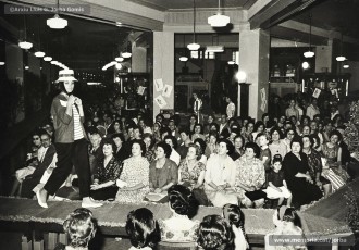 (11/21) 5/6/1960. Desfilada de models amb Miss Cotó i desfilada de models infantils.