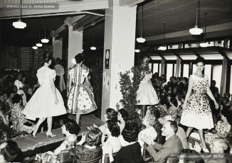 (12/21) 5/6/1960. Desfilada de models amb Miss Cotó i desfilada de models infantils.