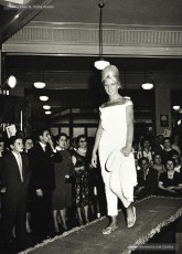 (14/21) 5/6/1960. Desfilada de models amb Miss Cotó i desfilada de models infantils.