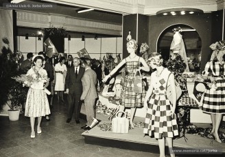 (5/5) 5/6/1960. Recepció de Miss Cotó a Cal Jorba. Miss Cotó és rebuda per Pere Jorba Vall i per Magí Carrió Plans. Miss Cotó va visitar Barcelona i Manresa amb motiu de la “Semana Nacional del Algodón”, i venia patrocinada pel National Cotton Council de Nova York.