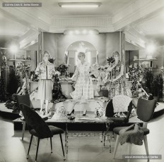 (1/7) 5/6/1960. Maniquins amb els models de roba de cotó per a l’estiu.