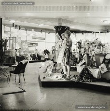 (2/7) 5/6/1960. Maniquins amb els models de roba de cotó per a l’estiu.