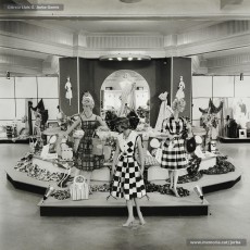 (7/7) 5/6/1960. Maniquins amb els models de roba de cotó per a l’estiu.