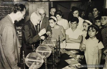 (1/5) 15 de setembre de 1964. Sorteig d’un viatge a París ofert per Mobles Jorba a una parella de nuvis. Van resultar agraciats la parella formada per Josep Perarnau i Maria Moya, de la colònia minera de Sant Corneli (Cercs).