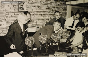 (2/5) 15 de setembre de 1964. Sorteig d’un viatge a París ofert per Mobles Jorba a una parella de nuvis. Van resultar agraciats la parella formada per Josep Perarnau i Maria Moya, de la colònia minera de Sant Corneli (Cercs).