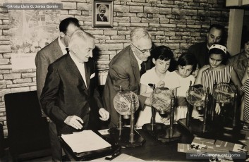 (3/5) 15 de setembre de 1964. Sorteig d’un viatge a París ofert per Mobles Jorba a una parella de nuvis. Van resultar agraciats la parella formada per Josep Perarnau i Maria Moya, de la colònia minera de Sant Corneli (Cercs).