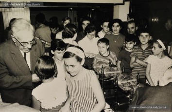 (5/5) 15 de setembre de 1964. Sorteig d’un viatge a París ofert per Mobles Jorba a una parella de nuvis. Van resultar agraciats la parella formada per Josep Perarnau i Maria Moya, de la colònia minera de Sant Corneli (Cercs).