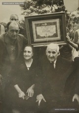 (1/22) Octubre de 1964. Magatzems Jorba va organitzar una festa per als nens el dia del lliurament del premi a Sant Corneli i va contractar una cobla perquè toquessin sardanes durant la festa. A la primera foto hi apareix Josep Perarnau amb els seus pares i el diploma del premi concedit.