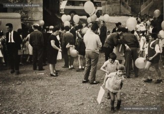 (2/22) Octubre de 1964. Magatzems Jorba va organitzar una festa per als nens el dia del lliurament del premi a Sant Corneli i va contractar una cobla perquè toquessin sardanes durant la festa. A la primera foto hi apareix Josep Perarnau amb els seus pares i el diploma del premi concedit.