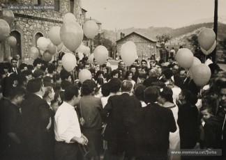 (3/22) Octubre de 1964. Magatzems Jorba va organitzar una festa per als nens el dia del lliurament del premi a Sant Corneli i va contractar una cobla perquè toquessin sardanes durant la festa. A la primera foto hi apareix Josep Perarnau amb els seus pares i el diploma del premi concedit.