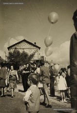 (4/22) Octubre de 1964. Magatzems Jorba va organitzar una festa per als nens el dia del lliurament del premi a Sant Corneli i va contractar una cobla perquè toquessin sardanes durant la festa. A la primera foto hi apareix Josep Perarnau amb els seus pares i el diploma del premi concedit.