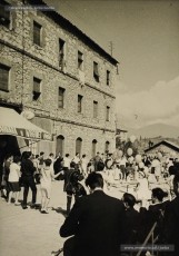 (5/22) Octubre de 1964. Magatzems Jorba va organitzar una festa per als nens el dia del lliurament del premi a Sant Corneli i va contractar una cobla perquè toquessin sardanes durant la festa. A la primera foto hi apareix Josep Perarnau amb els seus pares i el diploma del premi concedit.