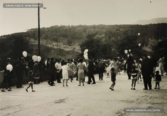 (6/22) Octubre de 1964. Magatzems Jorba va organitzar una festa per als nens el dia del lliurament del premi a Sant Corneli i va contractar una cobla perquè toquessin sardanes durant la festa. A la primera foto hi apareix Josep Perarnau amb els seus pares i el diploma del premi concedit.