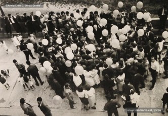 (7/22) Octubre de 1964. Magatzems Jorba va organitzar una festa per als nens el dia del lliurament del premi a Sant Corneli i va contractar una cobla perquè toquessin sardanes durant la festa. A la primera foto hi apareix Josep Perarnau amb els seus pares i el diploma del premi concedit.