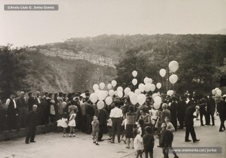 (8/22) Octubre de 1964. Magatzems Jorba va organitzar una festa per als nens el dia del lliurament del premi a Sant Corneli i va contractar una cobla perquè toquessin sardanes durant la festa. A la primera foto hi apareix Josep Perarnau amb els seus pares i el diploma del premi concedit.