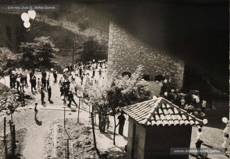 (10/22) Octubre de 1964. Magatzems Jorba va organitzar una festa per als nens el dia del lliurament del premi a Sant Corneli i va contractar una cobla perquè toquessin sardanes durant la festa. A la primera foto hi apareix Josep Perarnau amb els seus pares i el diploma del premi concedit.