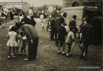 (11/22) Octubre de 1964. Magatzems Jorba va organitzar una festa per als nens el dia del lliurament del premi a Sant Corneli i va contractar una cobla perquè toquessin sardanes durant la festa. A la primera foto hi apareix Josep Perarnau amb els seus pares i el diploma del premi concedit.