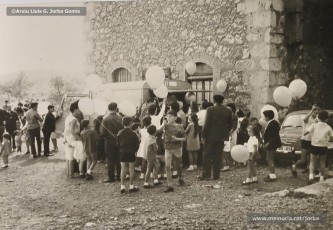 (12/22) Octubre de 1964. Magatzems Jorba va organitzar una festa per als nens el dia del lliurament del premi a Sant Corneli i va contractar una cobla perquè toquessin sardanes durant la festa. A la primera foto hi apareix Josep Perarnau amb els seus pares i el diploma del premi concedit.