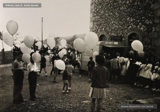 (13/22) Octubre de 1964. Magatzems Jorba va organitzar una festa per als nens el dia del lliurament del premi a Sant Corneli i va contractar una cobla perquè toquessin sardanes durant la festa. A la primera foto hi apareix Josep Perarnau amb els seus pares i el diploma del premi concedit.