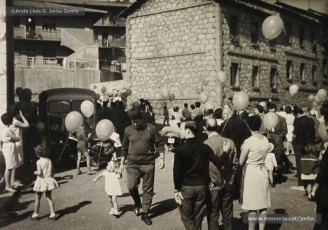 (14/22) Octubre de 1964. Magatzems Jorba va organitzar una festa per als nens el dia del lliurament del premi a Sant Corneli i va contractar una cobla perquè toquessin sardanes durant la festa. A la primera foto hi apareix Josep Perarnau amb els seus pares i el diploma del premi concedit.