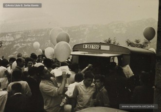 (15/22) Octubre de 1964. Magatzems Jorba va organitzar una festa per als nens el dia del lliurament del premi a Sant Corneli i va contractar una cobla perquè toquessin sardanes durant la festa. A la primera foto hi apareix Josep Perarnau amb els seus pares i el diploma del premi concedit.