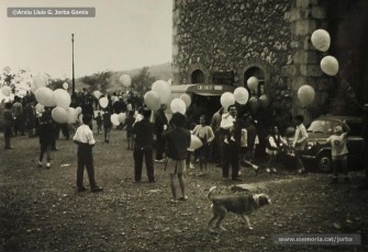 (16/22) Octubre de 1964. Magatzems Jorba va organitzar una festa per als nens el dia del lliurament del premi a Sant Corneli i va contractar una cobla perquè toquessin sardanes durant la festa. A la primera foto hi apareix Josep Perarnau amb els seus pares i el diploma del premi concedit.