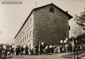 (18/22) Octubre de 1964. Magatzems Jorba va organitzar una festa per als nens el dia del lliurament del premi a Sant Corneli i va contractar una cobla perquè toquessin sardanes durant la festa. A la primera foto hi apareix Josep Perarnau amb els seus pares i el diploma del premi concedit.
