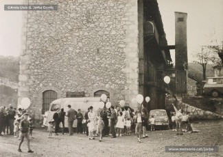 (19/22) Octubre de 1964. Magatzems Jorba va organitzar una festa per als nens el dia del lliurament del premi a Sant Corneli i va contractar una cobla perquè toquessin sardanes durant la festa. A la primera foto hi apareix Josep Perarnau amb els seus pares i el diploma del premi concedit.