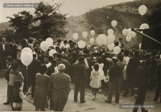 (20/22) Octubre de 1964. Magatzems Jorba va organitzar una festa per als nens el dia del lliurament del premi a Sant Corneli i va contractar una cobla perquè toquessin sardanes durant la festa. A la primera foto hi apareix Josep Perarnau amb els seus pares i el diploma del premi concedit.