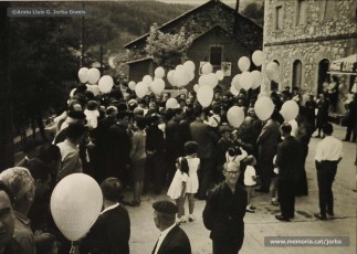(21/22) Octubre de 1964. Magatzems Jorba va organitzar una festa per als nens el dia del lliurament del premi a Sant Corneli i va contractar una cobla perquè toquessin sardanes durant la festa. A la primera foto hi apareix Josep Perarnau amb els seus pares i el diploma del premi concedit.