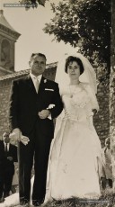 (1/3) 5 d’octubre de 1964. Josep Perarnau i Maria Moya es van casar a Sant Corneli i Magatzems Jorba els va pagar el pastís de nuvis.