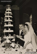 (3/3) 5 d’octubre de 1964. Josep Perarnau i Maria Moya es van casar a Sant Corneli i Magatzems Jorba els va pagar el pastís de nuvis.