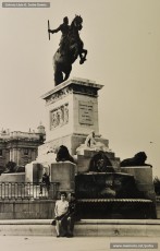 (2/7) Octubre de 1964. La parella van preferir canviar el viatge a París per un viatge per Espanya. Van visitar Madrid, El Escorial, el Valle de los Caídos, Toledo, Aranjuez, Granada, Sevilla i Barcelona.