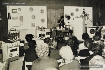 (5/14) Abril de 1968. Dins l’exposició dedicada a la llar es van fer unes sessions pràctiques de cuina dirigides per Antoni Ro