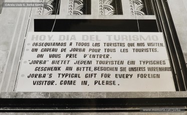 (1/9) Any 1965. Anunci d’un obsequi per a tots els turistes que visitessin Can Jorba i visita d’un grup de turistes convidats; alguns d’ells es posen la típica barretina. Aquesta campanya formava part de la gran promoció turistica que s’havia començat a fer a Catalunya en aquesta època.