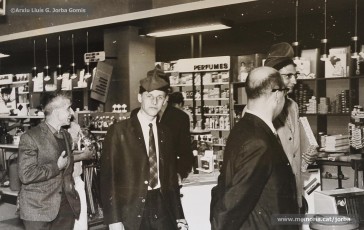 (8/9) Any 1965. Anunci d’un obsequi per a tots els turistes que visitessin Can Jorba i visita d’un grup de turistes convidats; alguns d’ells es posen la típica barretina. Aquesta campanya formava part de la gran promoció turistica que s’havia començat a fer a Catalunya en aquesta època.